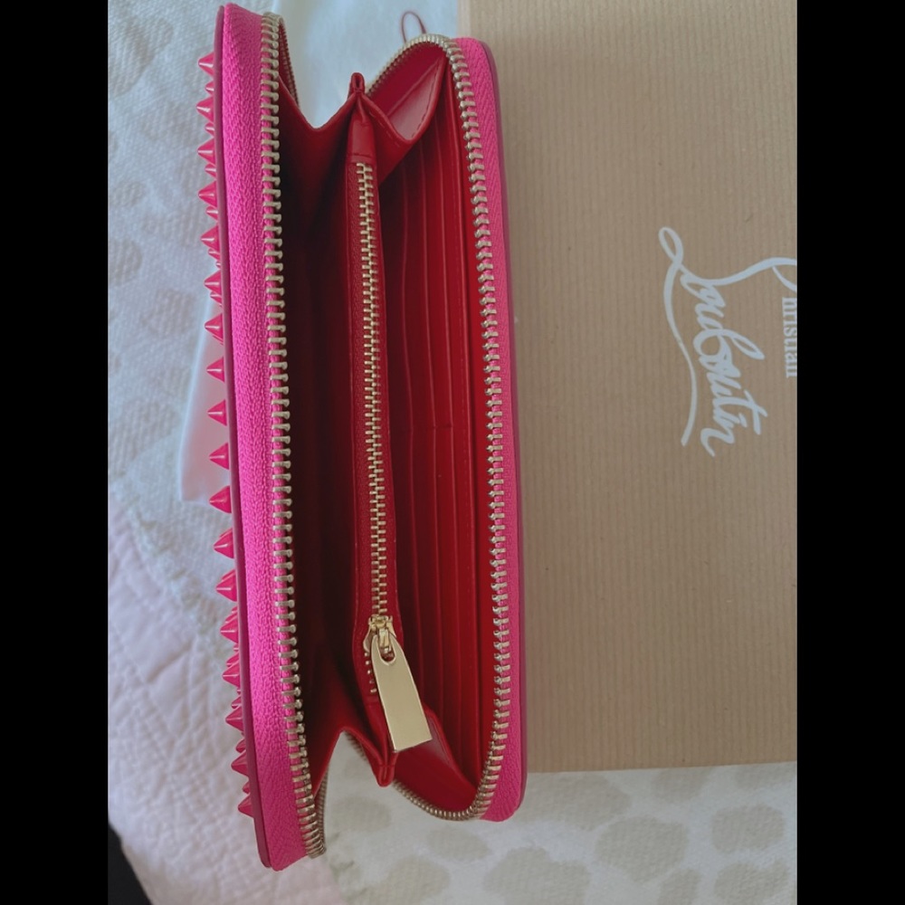 Beautiful Wallet with Rivets - Picture 3 of 4